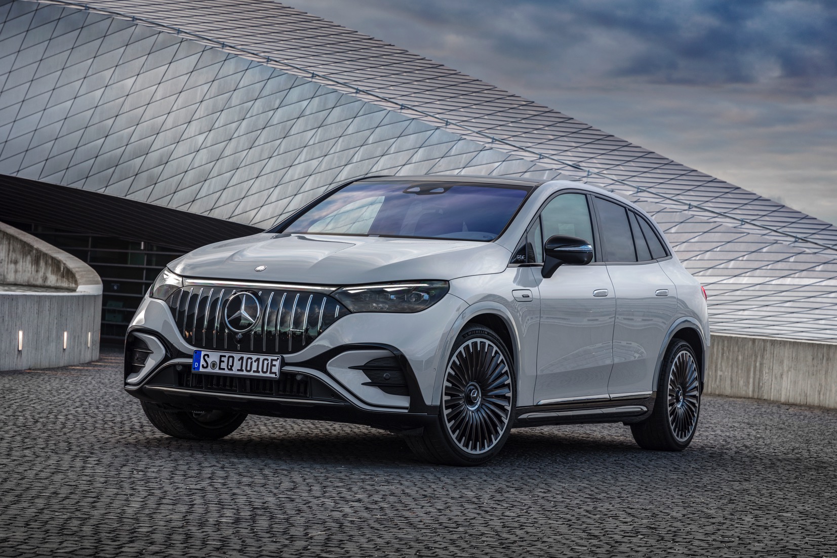 Mercedes AMG imzalı ilk elektrikli SUV EQE tanıtıldı