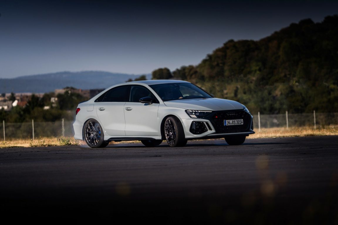 Audi RS 3 Performance Edition ile 300 km/s’ye çıkıyor