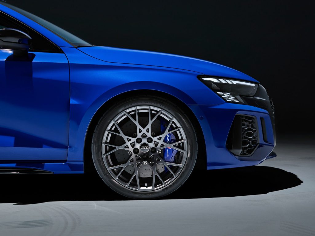 Audi RS 3 Performance Edition ile 300 km/s’ye çıkıyor