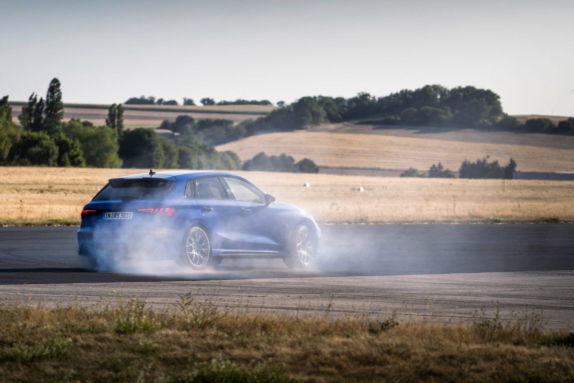 Audi RS 3 Performance Edition ile 300 km/s’ye çıkıyor