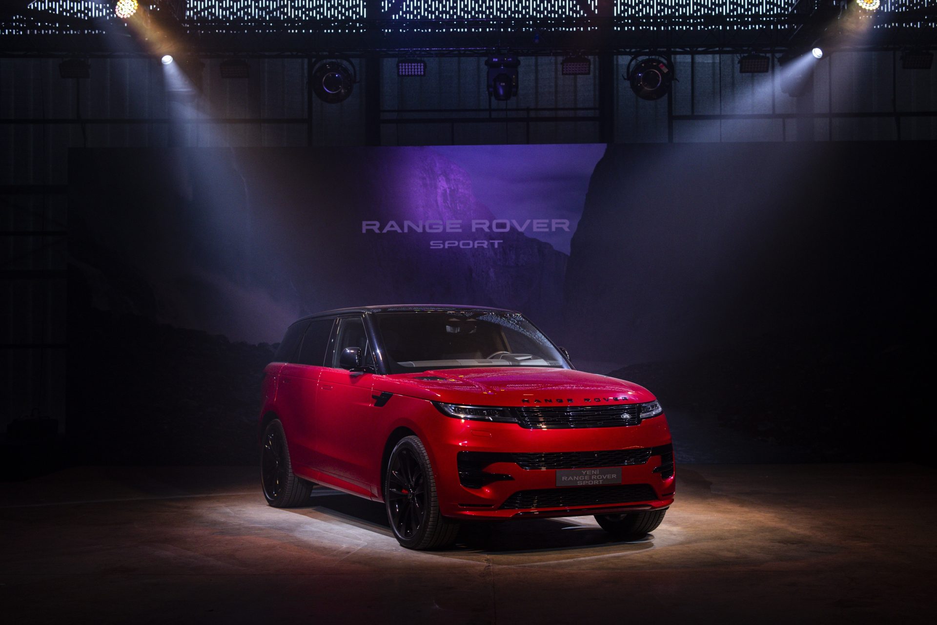 Yeni Range Rover Sport etkileyici bir atmosfer içinde tanıtıldı