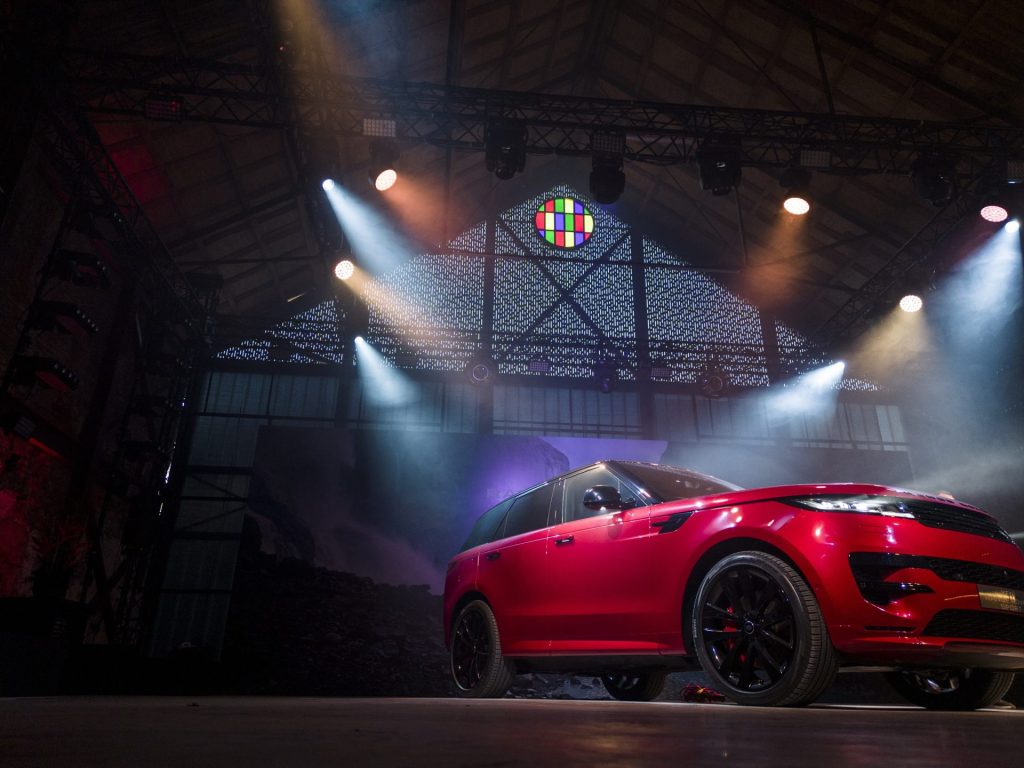 Yeni Range Rover Sport etkileyici bir atmosfer içinde tanıtıldı