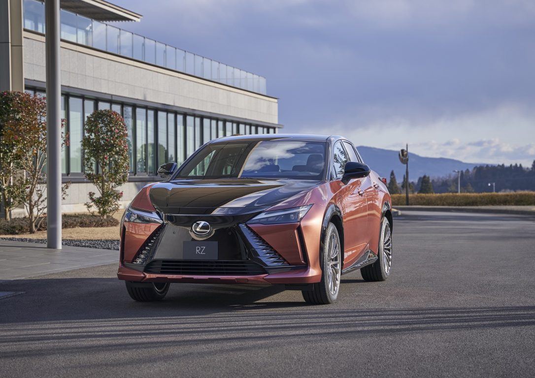Lexus RZ 450 e’de Spindle panjur imzası