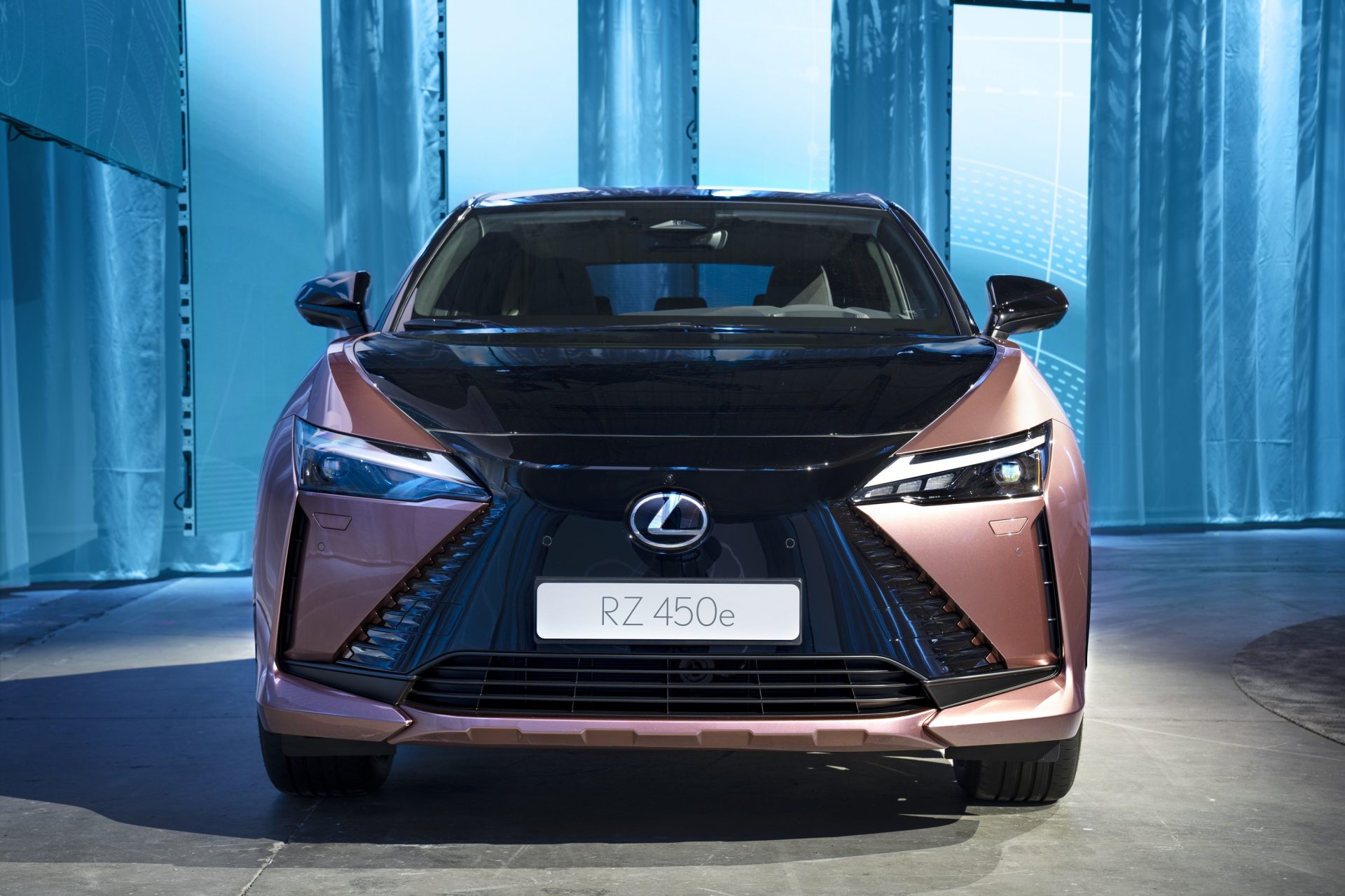 Lexus RZ 450 e'de Spindle panjur imzası