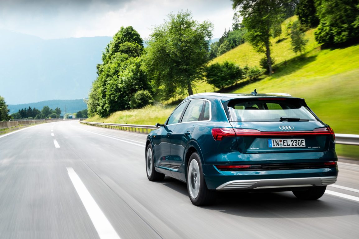 Tamamen elektrikli Audi e-tron ailesi satılmaya başladı. İşte fiyatlar!