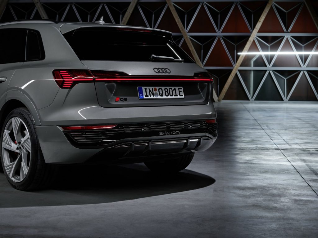 Audi, dört halkalı logosunda değişime gitti