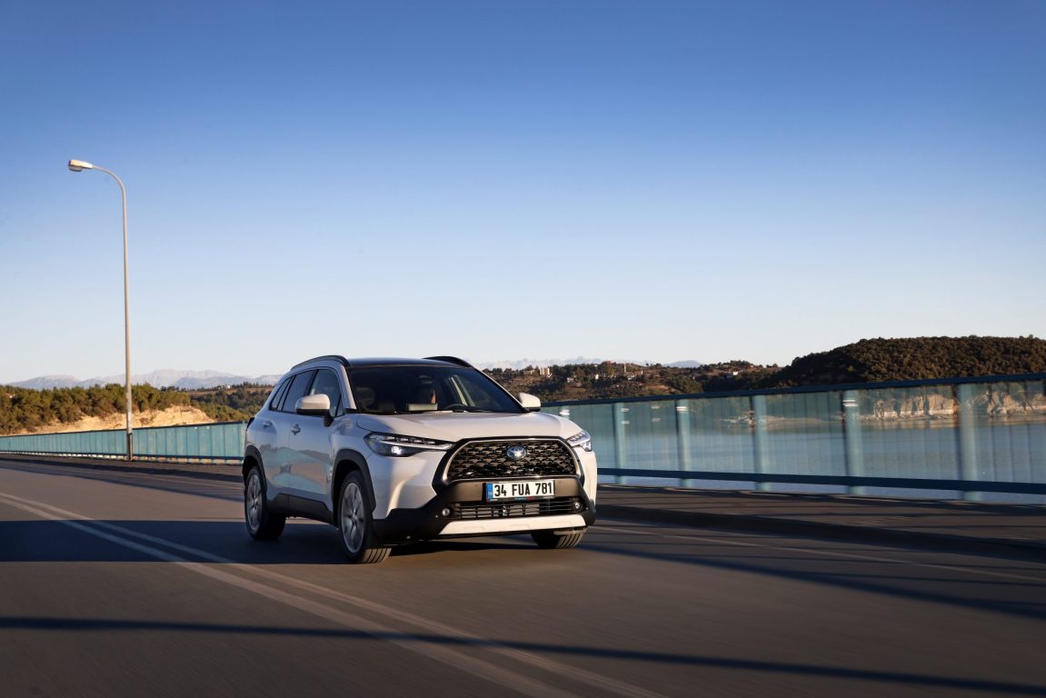 Toyota Corolla Cross Hybrid satışa sunuldu. İşte tüm Özellikleri ve fiyatları…