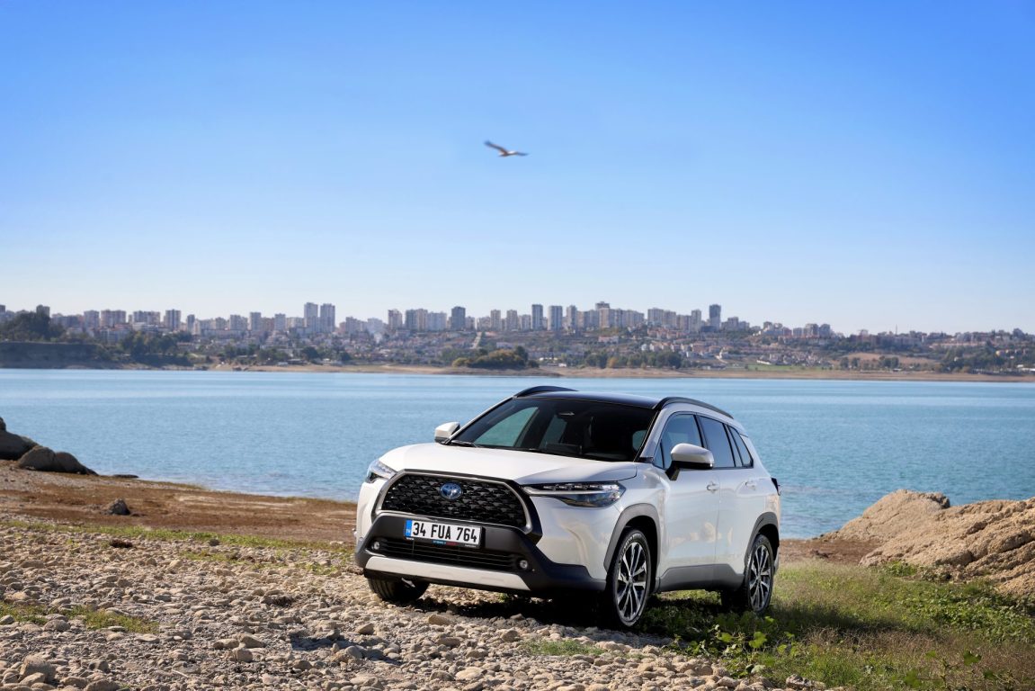 Toyota Corolla Cross Hybrid satışa sunuldu. İşte tüm Özellikleri ve fiyatları…