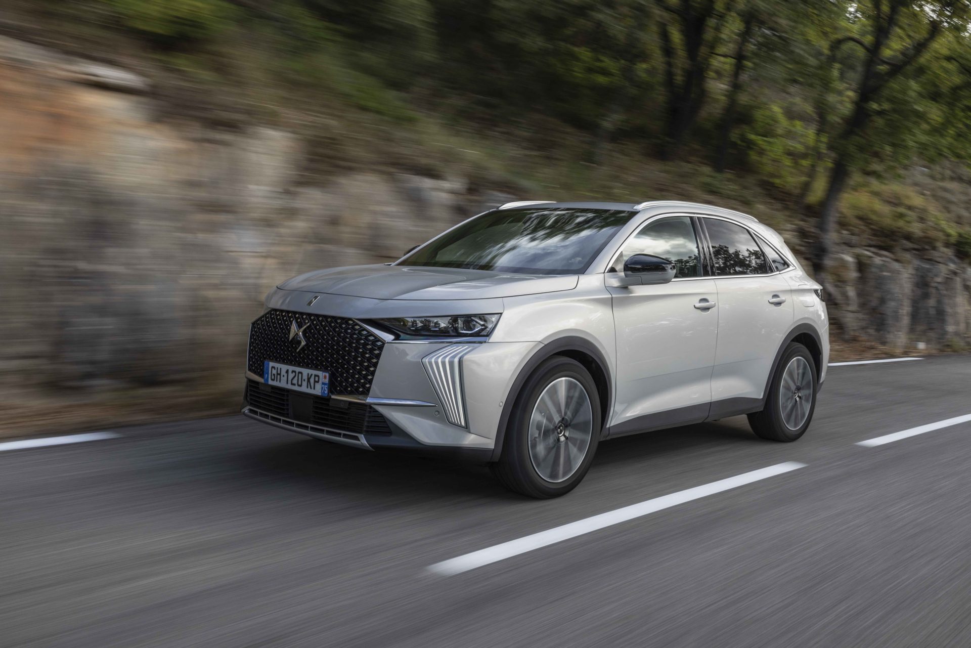 DS 7 E-TENSE 225 şarj edilebilir hibrit versiyonu satışa sunuldu