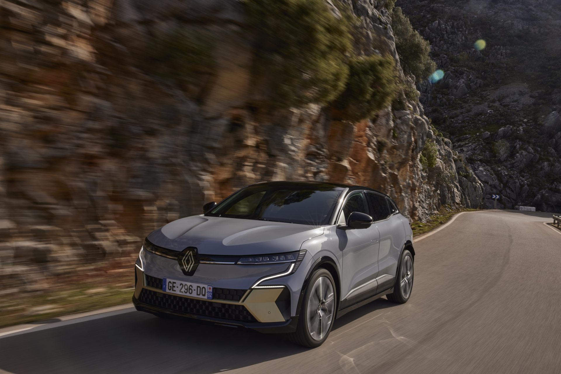 Yeni Renault Megane E-Tech elektrikli 1 milyon 499 bin TL'den ön satışta
