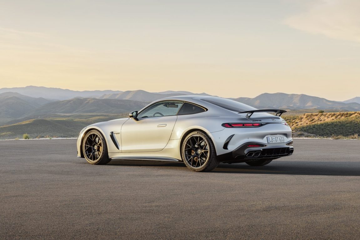 Yeni Mercedes-AMG GT Coupe örtüsünü kaldırdı