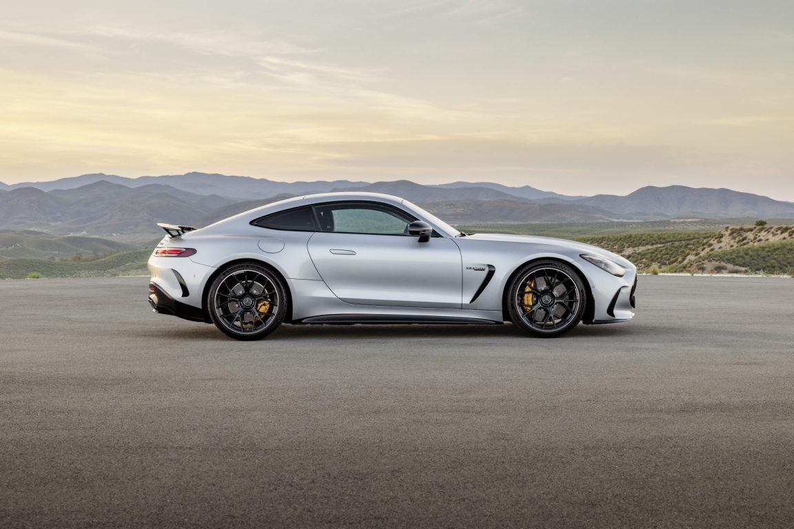 Yeni Mercedes-AMG GT Coupe örtüsünü kaldırdı