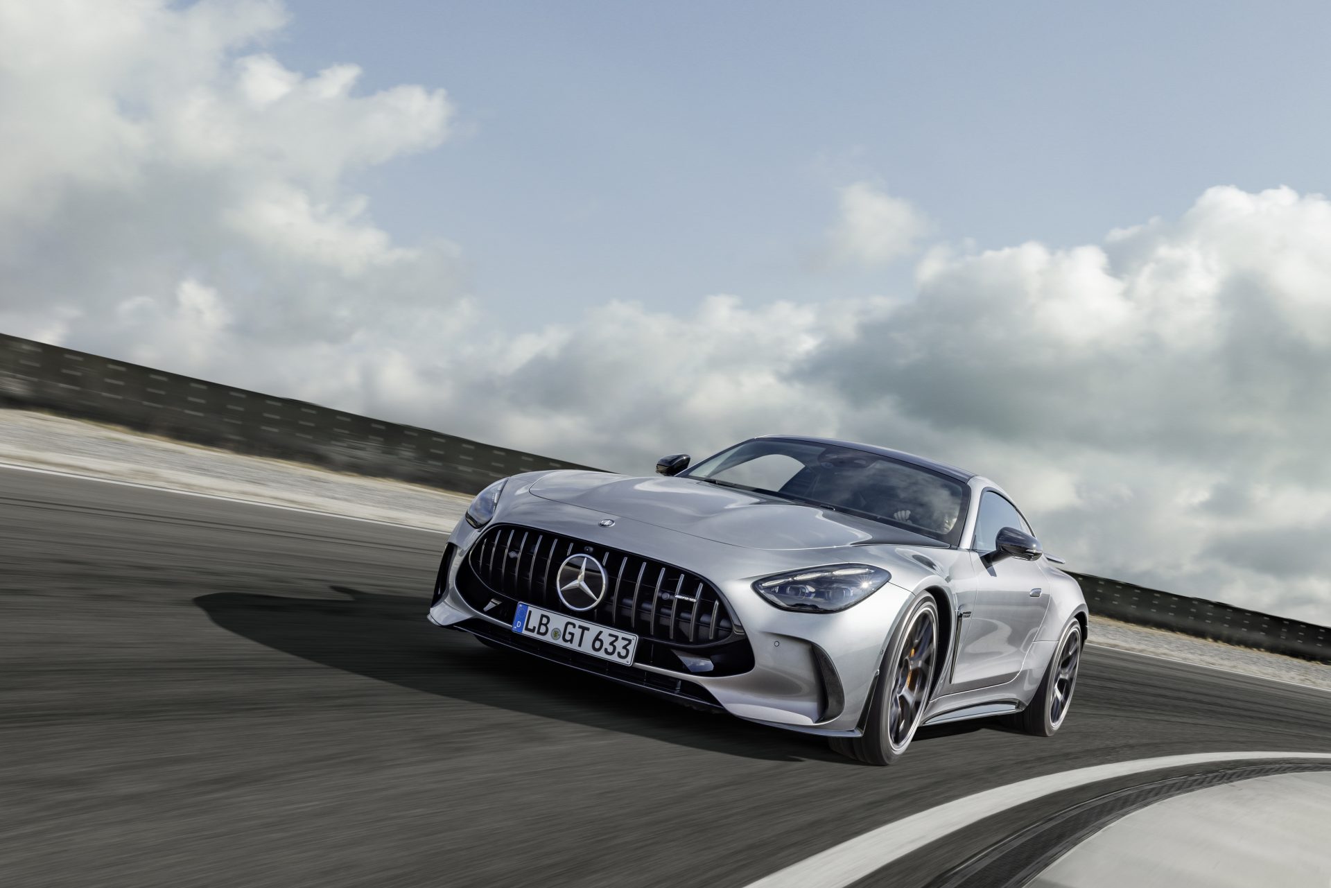 Yeni Mercedes-AMG GT Coupe örtüsünü kaldırdı