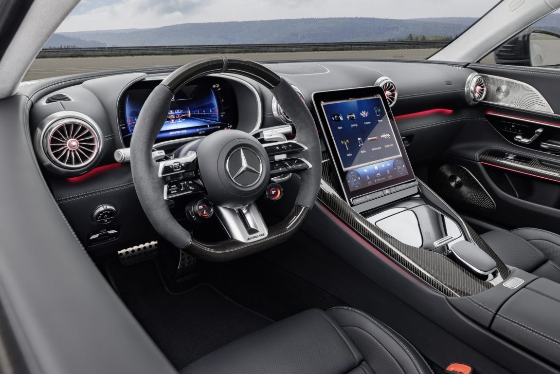 Yeni Mercedes-AMG GT Coupe örtüsünü kaldırdı
