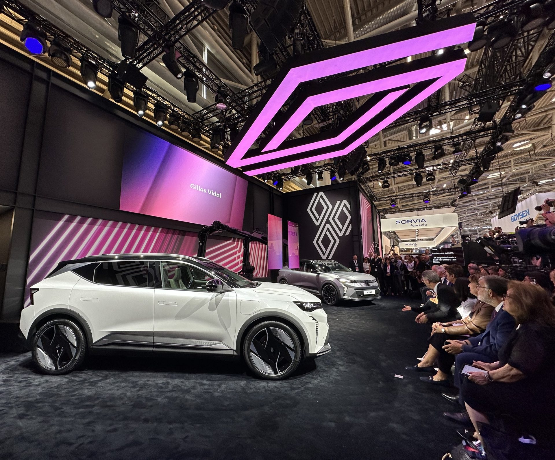 Renault Rafale E-Tech Hybrid, Grand Kangoo EV ve Scenic E-Tech modellerini tanıttı