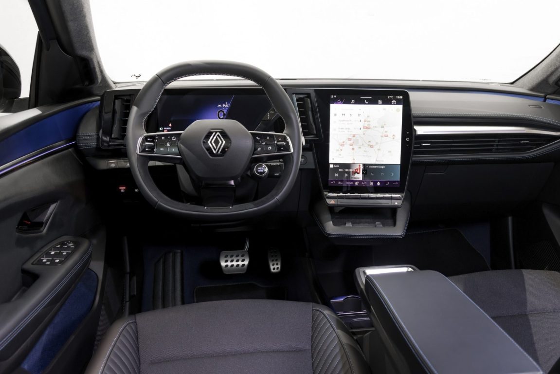 Renault Rafale E-Tech Hybrid, Grand Kangoo EV ve Scenic E-Tech modellerini tanıttı