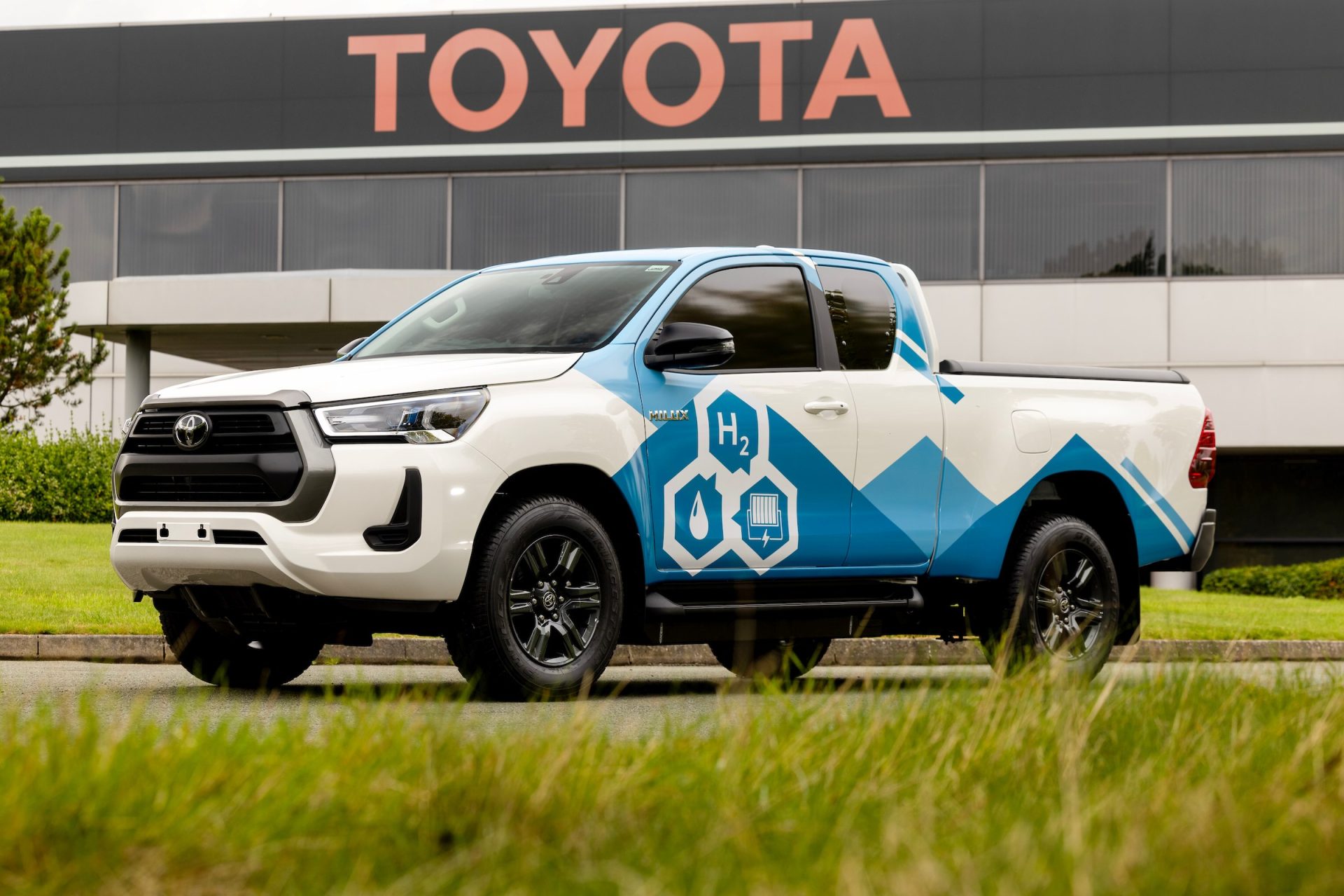 Toyota'dan hidrojen yakıt hücreli Hilux