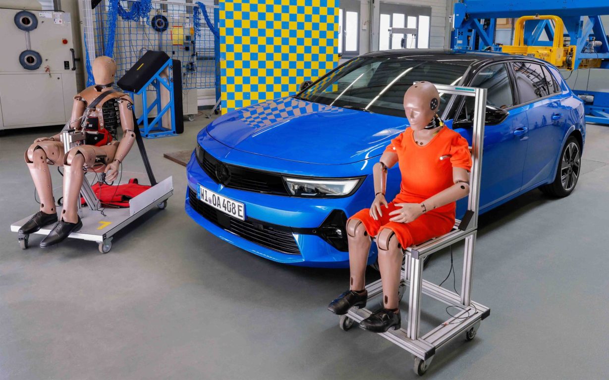 Opel’de emniyet kemeri 50 yılı geride bıraktı