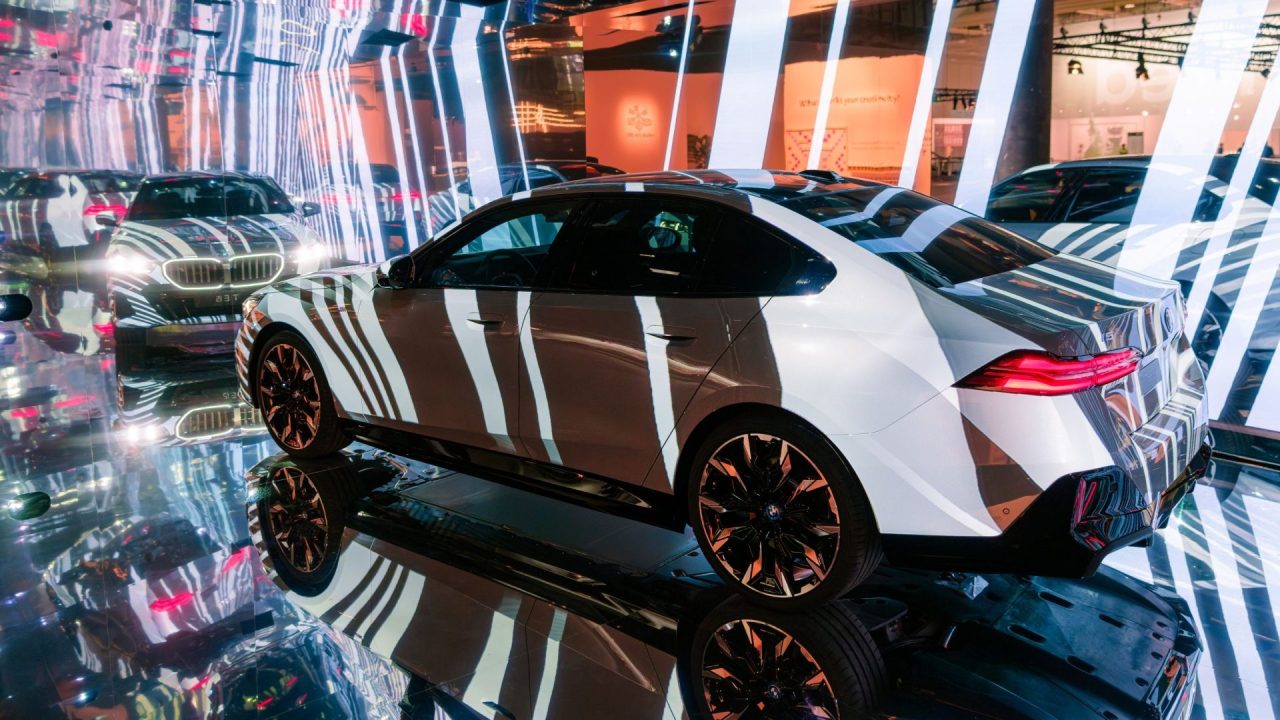 Yeni BMW i5’ten ilham alan “The Electric AI Canvas” enstalasyonu Art Basel’den sonra Contemporary Istanbul’a geliyor