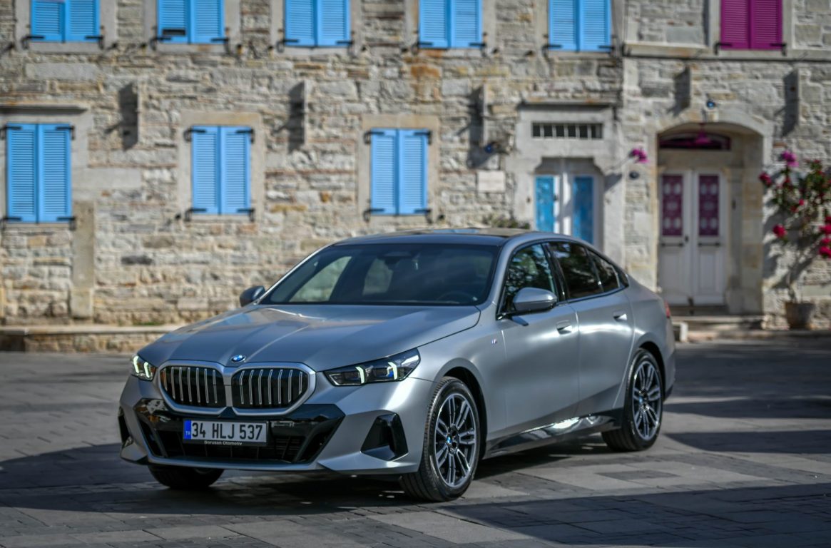 Yeni BMW 5 Serisi satışa sunuldu. İşte tüm detaylar! (VIDEOLU)