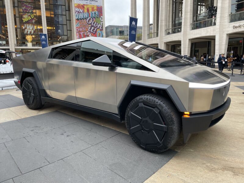 Tesla, Cybertruck alıcılarını 50 bin $ tazminat karşılığı dava etmekle tehdit ediyor