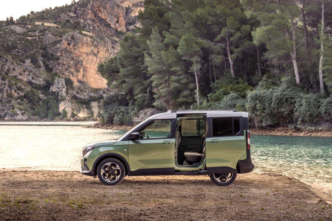 Ford Tourneo Courier ve Transit Courier’i kombi ve van satışa sunuldu