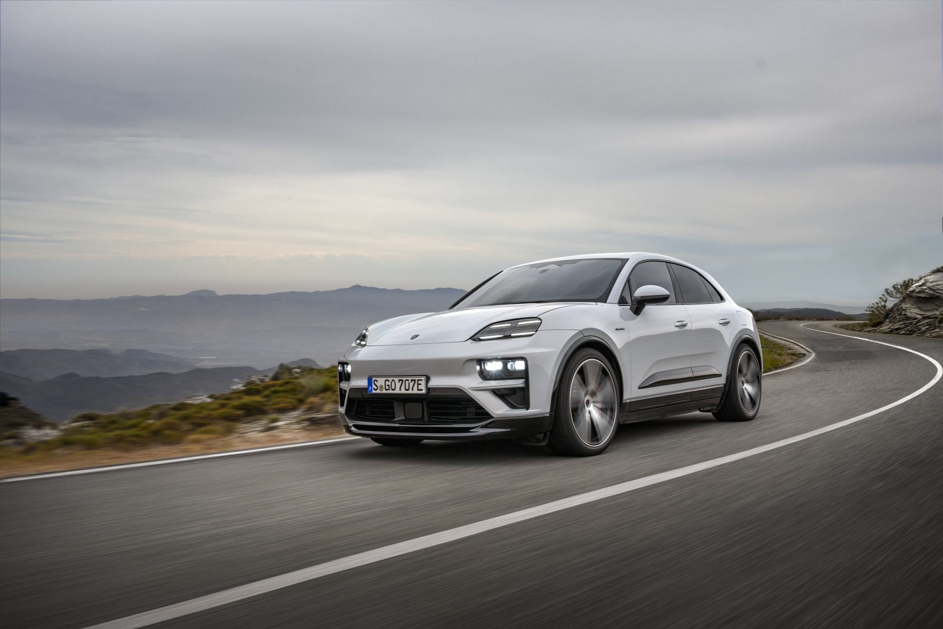 Porsche'nin tamamen elektrikli ilk SUV modeli olan Yeni Macan