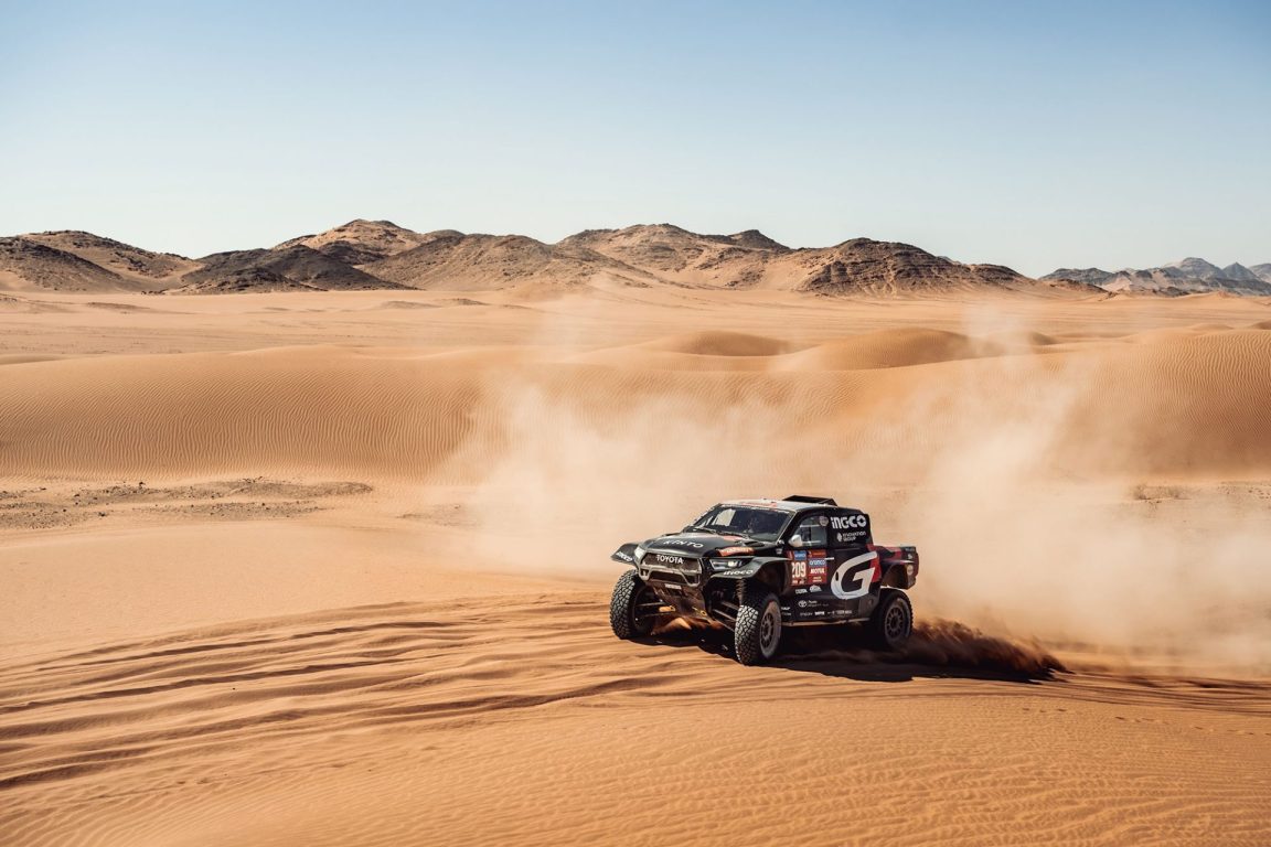 Toyota Hilux dayanıklılığını bir kez daha kanıtladı