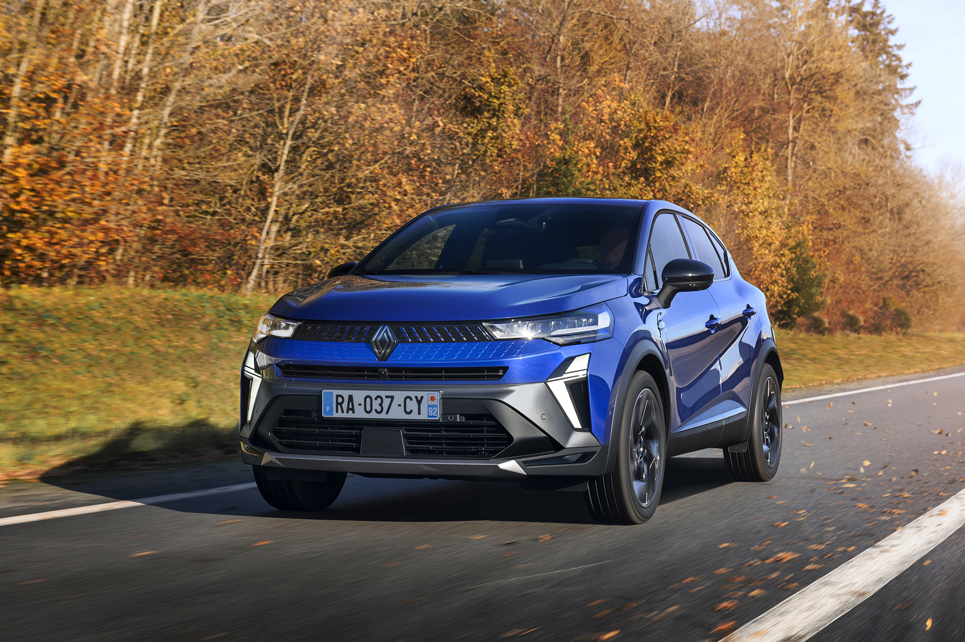 Yeni Renault Captur hibrit motor ve yepyeni teknolojilerle geliyor