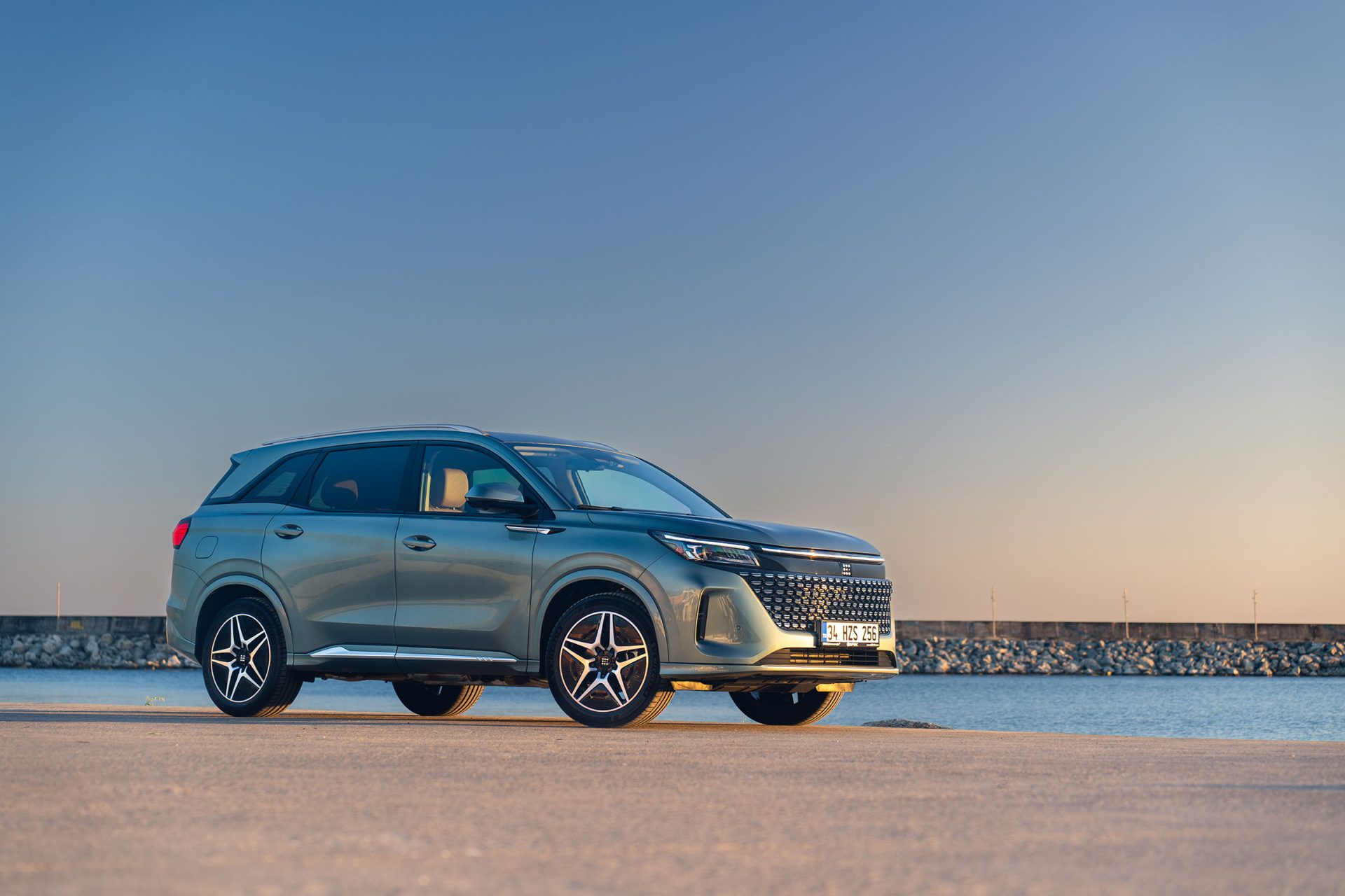 DFSK, Türkiye pazarında yeni şarj edilebilir hibrit SUV modeli DFSK E5'i tanıttı