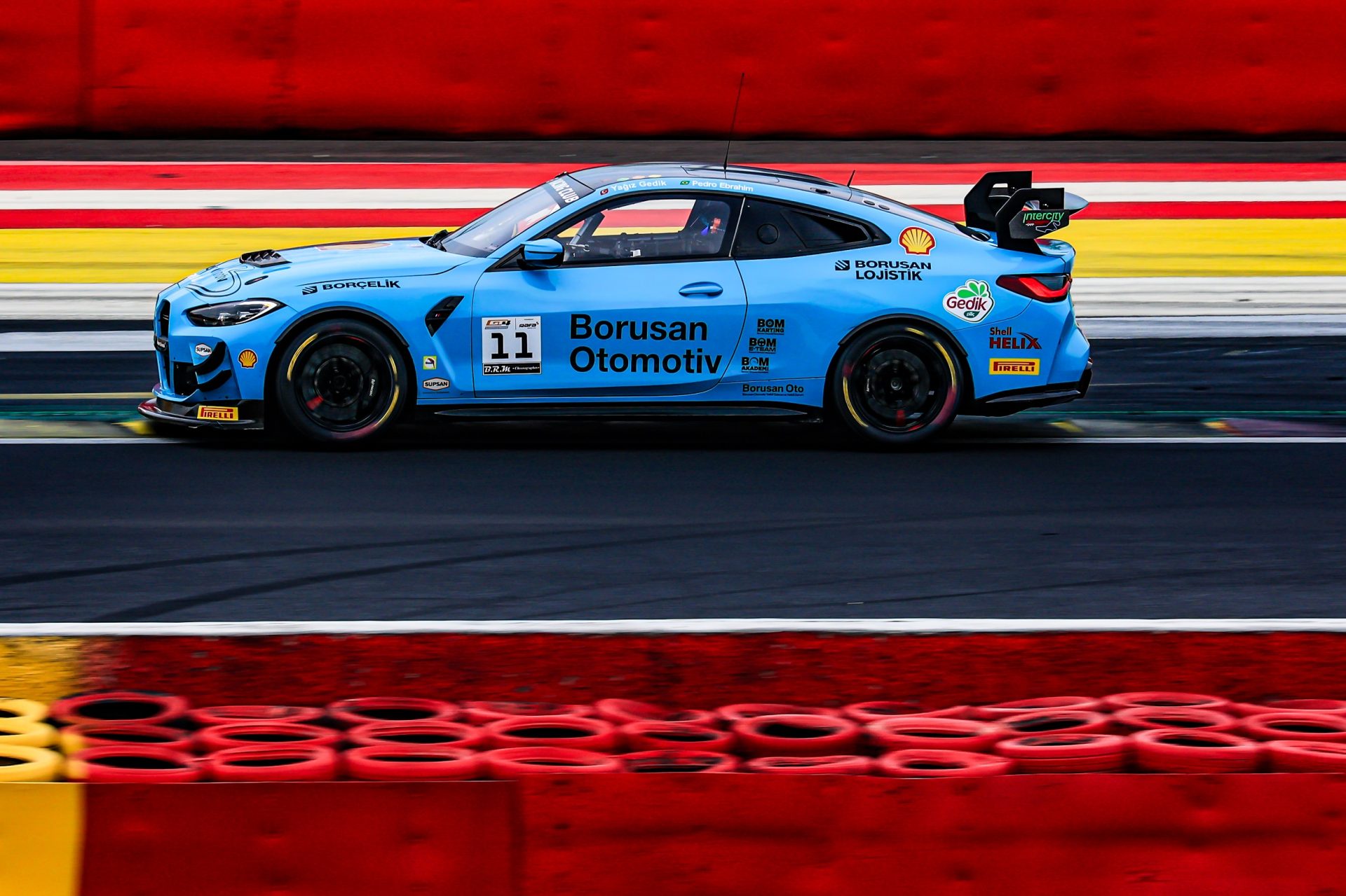 Borusan Otomotiv Motorsport (BOM), GT4 Avrupa Serisi’nin 3’üncü ayak yarışlarını gösterdiği üstün performans neticesinde iki kupayla tamamladı