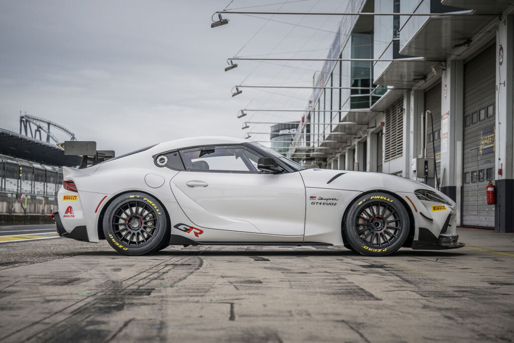 Toyota, GR Supra GT4 EVO2 yarış otomobilini tanıttı