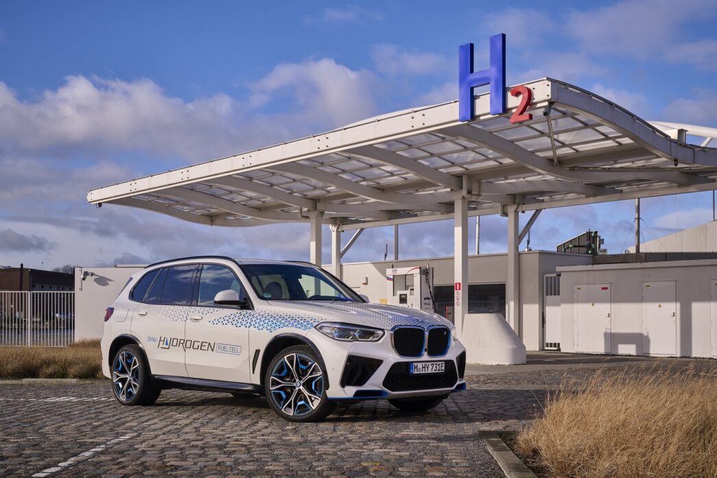 BMW ilk hidrojen yakıtlı modelini 2028'de yola çıkarıyor