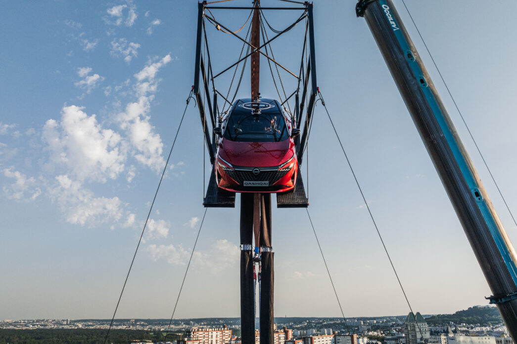Nissan Qashqai bungee jump ile dünya rekoru kırdı