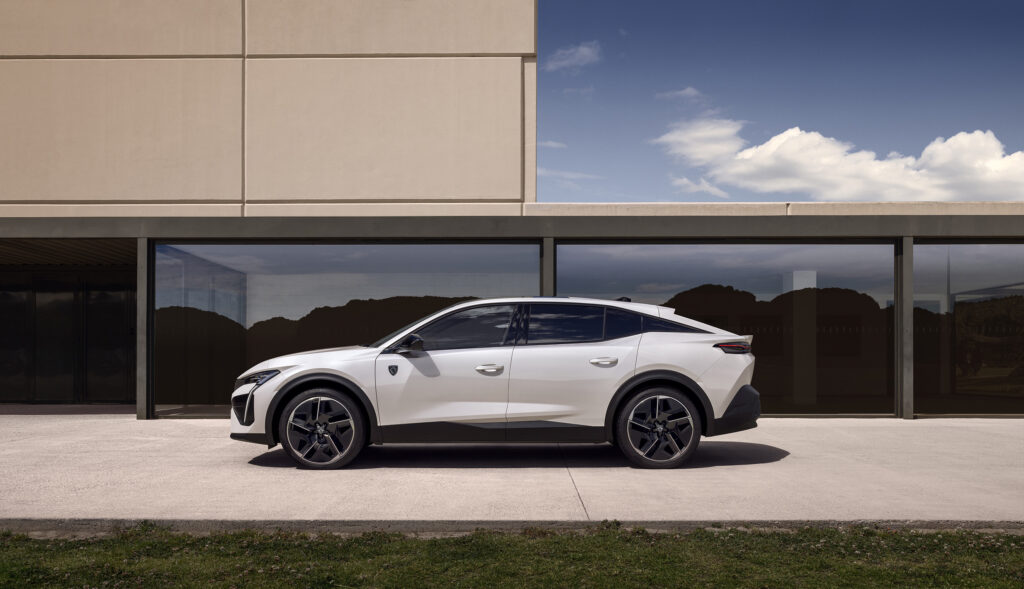 Elektrikli Peugeot E-408 geliyor