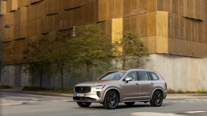 Yeni Volvo XC90 satışa sunuldu