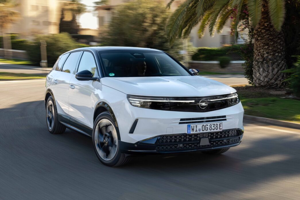 Opel’in 20 Yıllık Köpek Balığı Geleneği Yeni Grandland ile Sürüyor