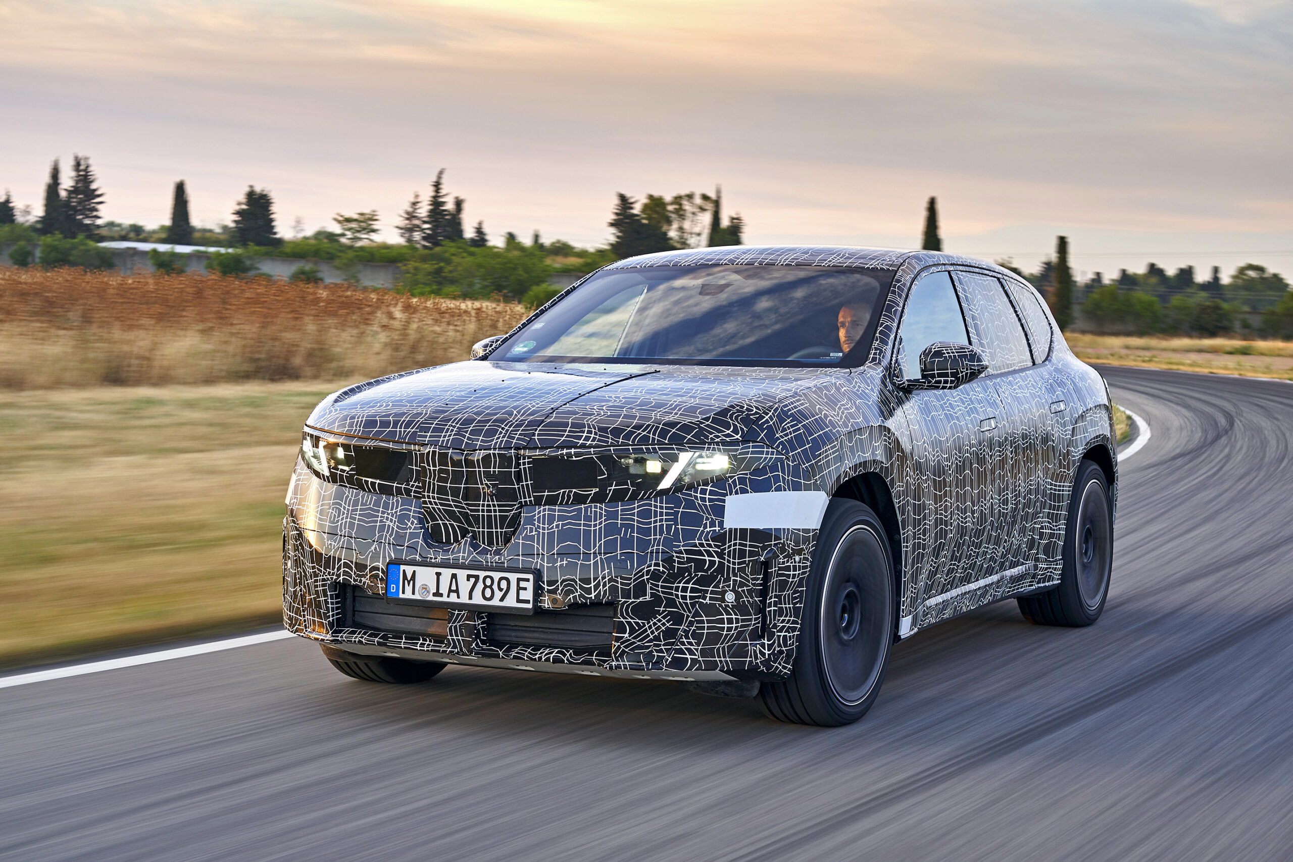 Yeni BMW iX3 kendini gösterdi