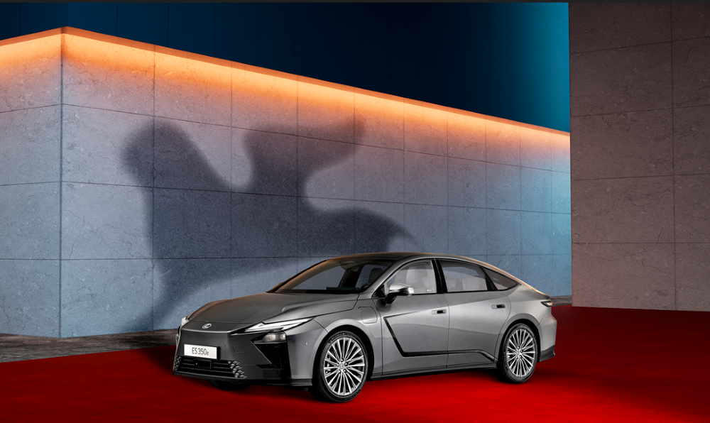 Yeni Lexus ES Sedan, 82. Venedik Film Festivali’nin Kırmızı Halısında Parlayacak