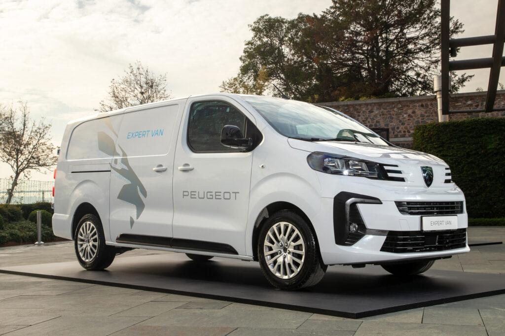 Yerli üretim Peugeot Expert Traveller Tofaş imzasıyla yollara çıkıyor