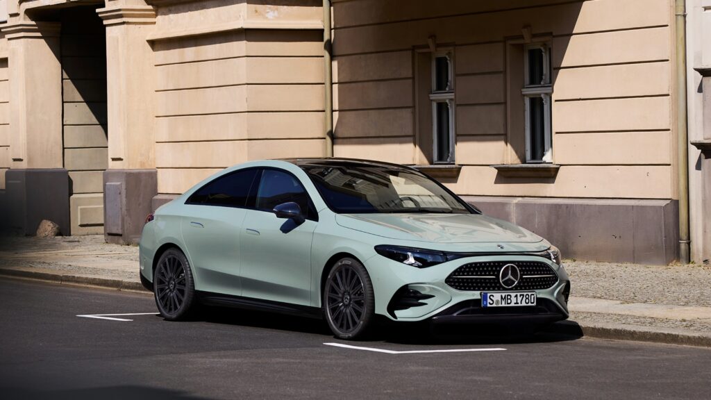 Yeni benzinli hibrit Mercedes CLA Türkiye’de satışta