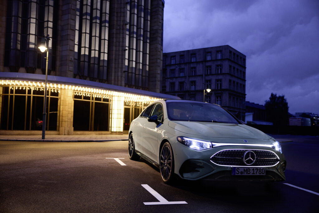 Yeni benzinli hibrit Mercedes CLA Türkiye’de satışta