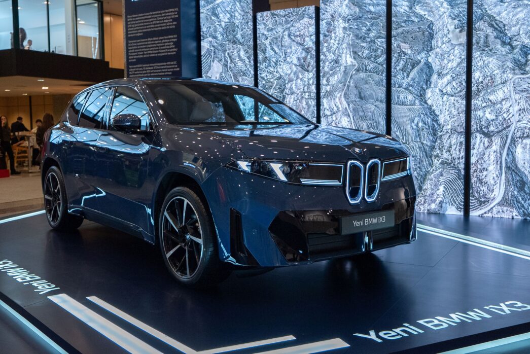 Yeni BMW iX3, CI Bloom’da Sanatseverlerle Buluştu