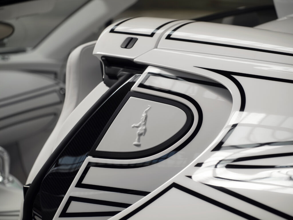 Bugatti W16 Mistral Blanc Éternel: Gerçek Porselen Detaylı Hiper Otomobil