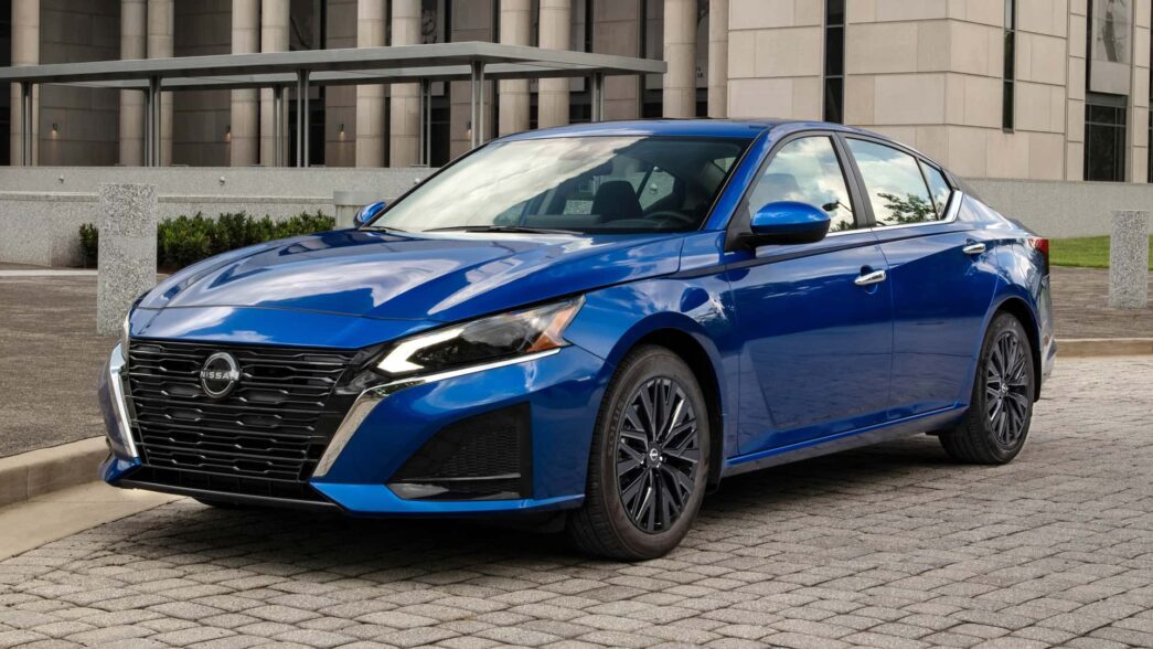 Nissan Altima 2027: Model Ölmüyor, Yeni Sezon Geliyor