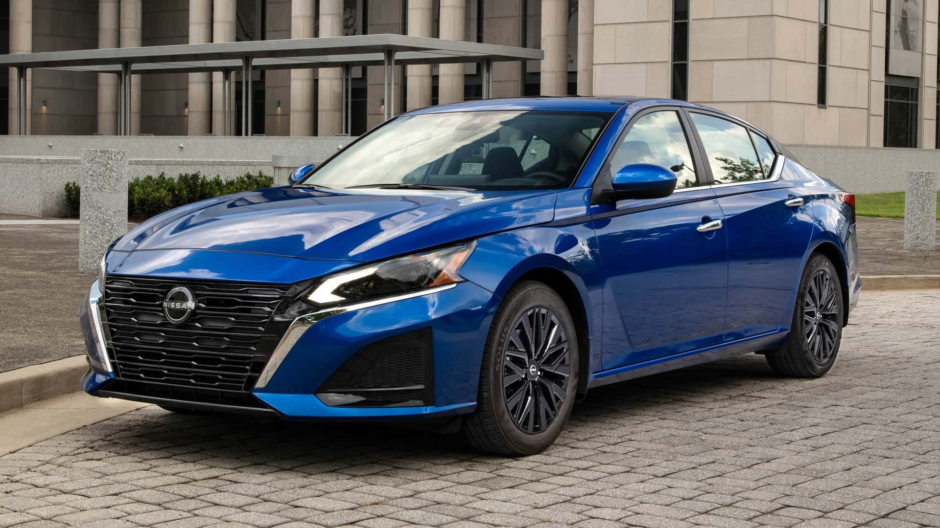 Nissan Altima 2027: Model Ölmüyor, Yeni Sezon Geliyor