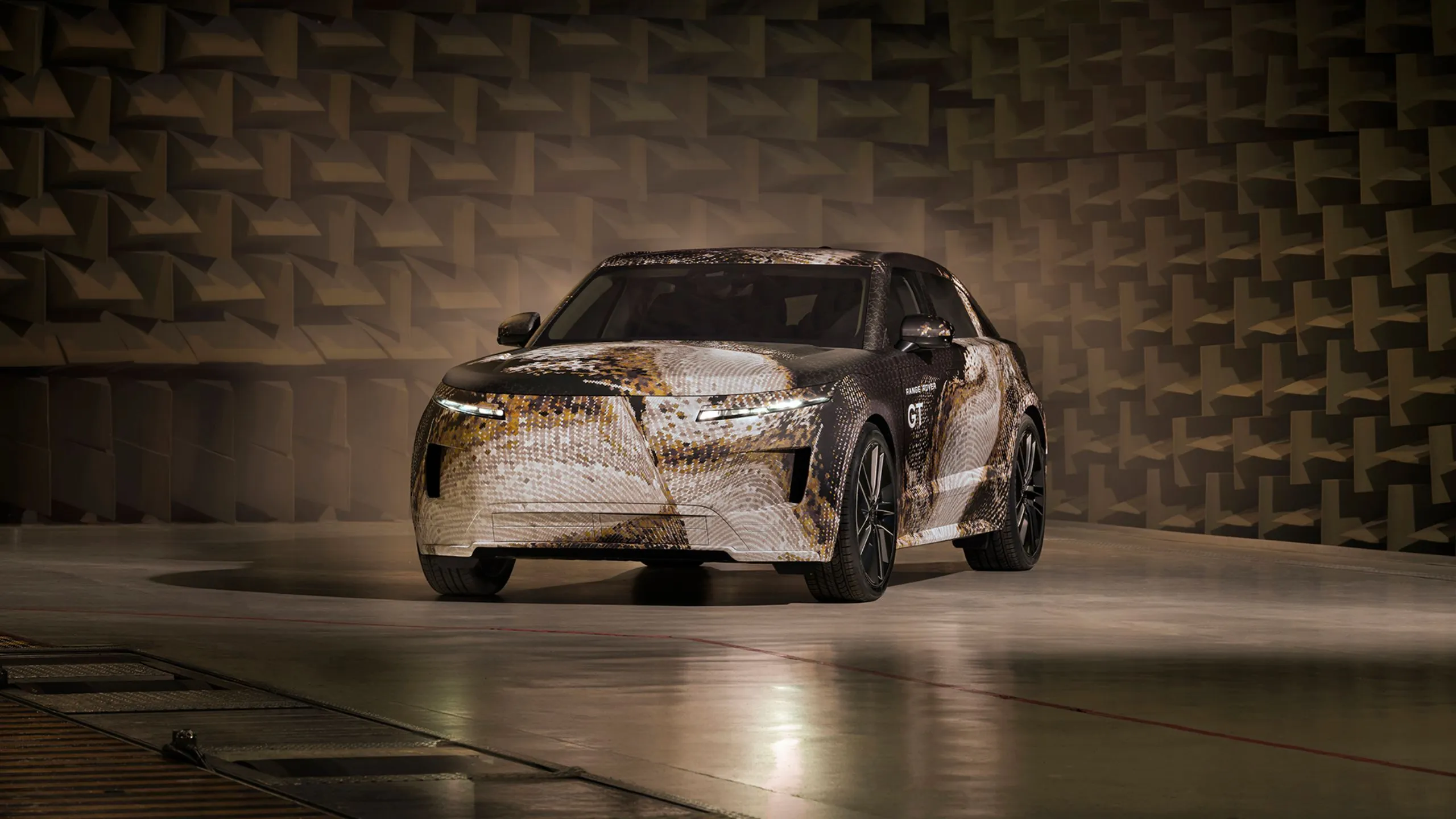 Range Rover ürün ailesine beşinci bir model ekleniyor. Elektrikli Range Rover GT, SUV ile sedan arasında konumlanan sıra dışı tasarımıyla geliyor.