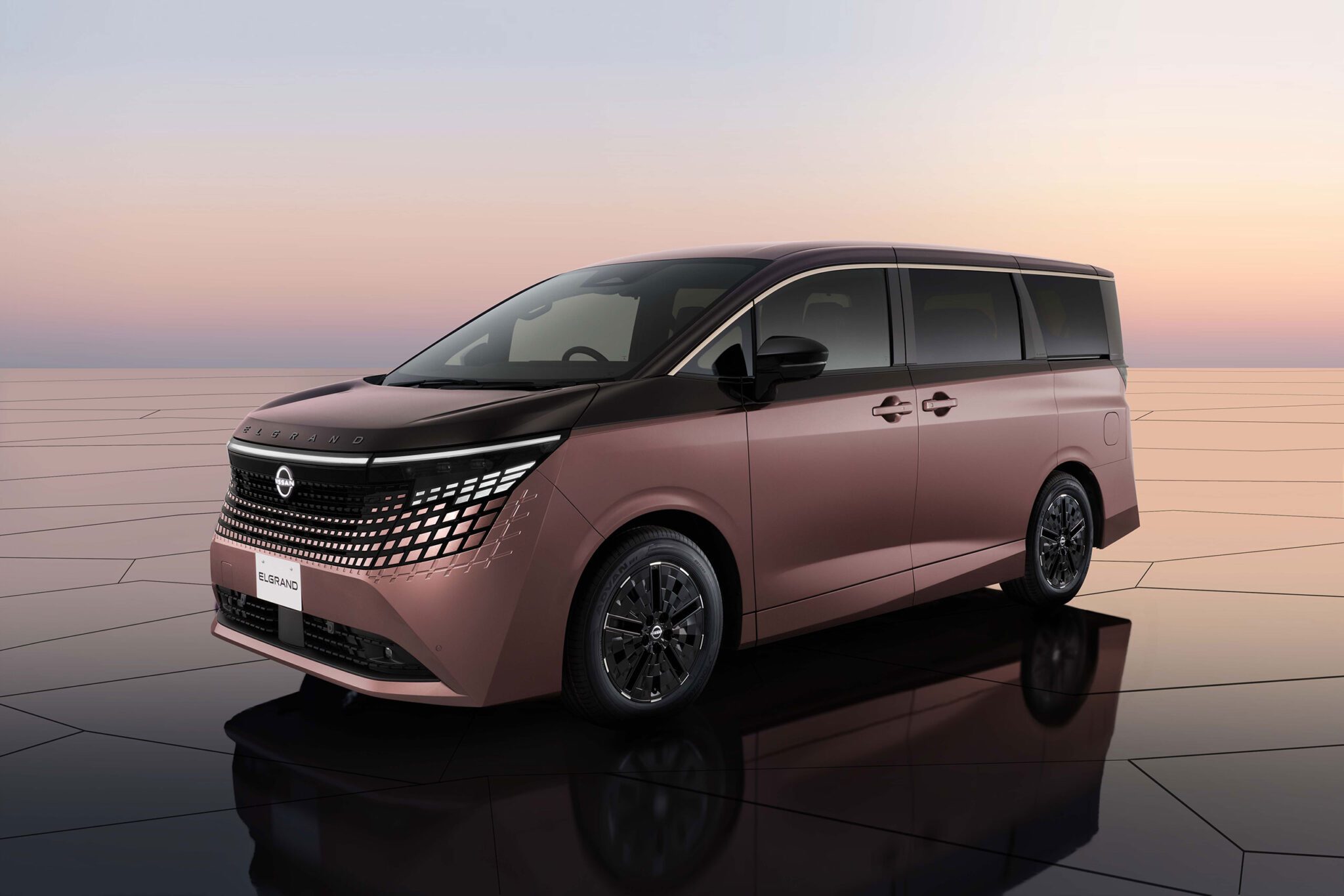 Nissan Elgrand Hibrit Japonya'da Satışa Çıktı: Fiyat ve Özellikler