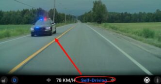 Tesla FSD Hız Cezası: Otonom Sürüş Modu Şoförü Cezalık Etti