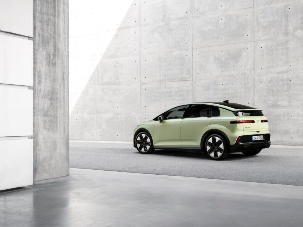 Audi A2 e-tron'un arkadan görünümü ve yatay LED arka lambaları